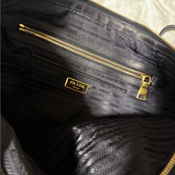 Prada - Picture 2 of 7